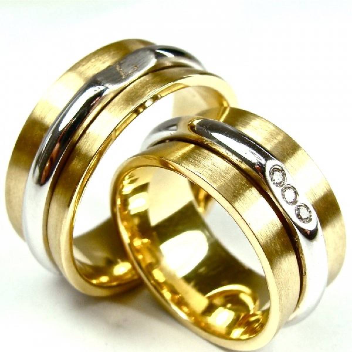 Alianças de Casamento em Ouro Bicolor com 3 Diamantes de 0,06 CTS