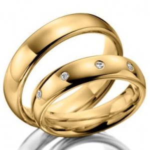 Alianças de Casamento em Ouro Amarelo, com 4 Diamantes de 0,08 CTS