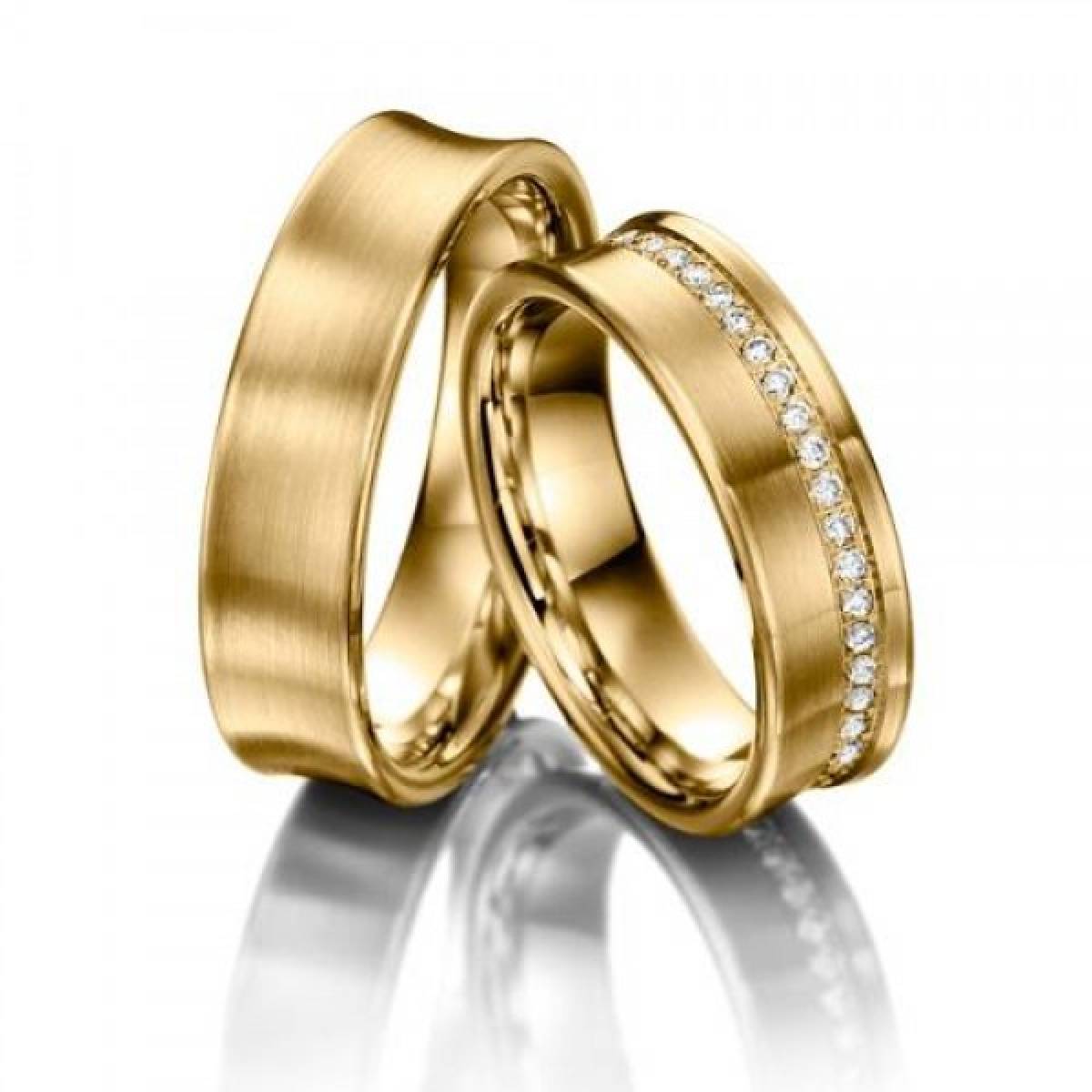 Alianças de Casamento Amendoadas em Ouro Amarelo, com 42 Diamantes