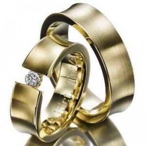 Alianças de Casamento Amendoadas em Ouro Amarelo, com 1 Diamante